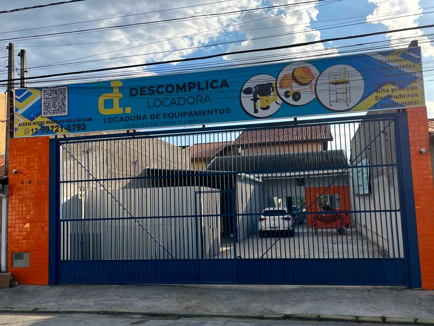 Entrada da loja Descomplica Locadora em São José dos Campos