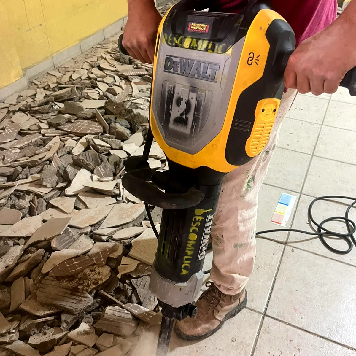 Martelete demolidor alugado em serviço